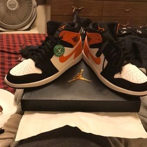 Jordan 1 mid shattered backboard 140$